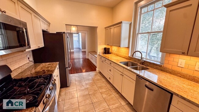 Building Photo - HUGE 9 bedroom house just a few blocks fro...