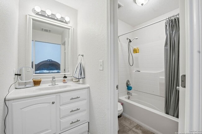 Building Photo - 1150 Green Hill Dr