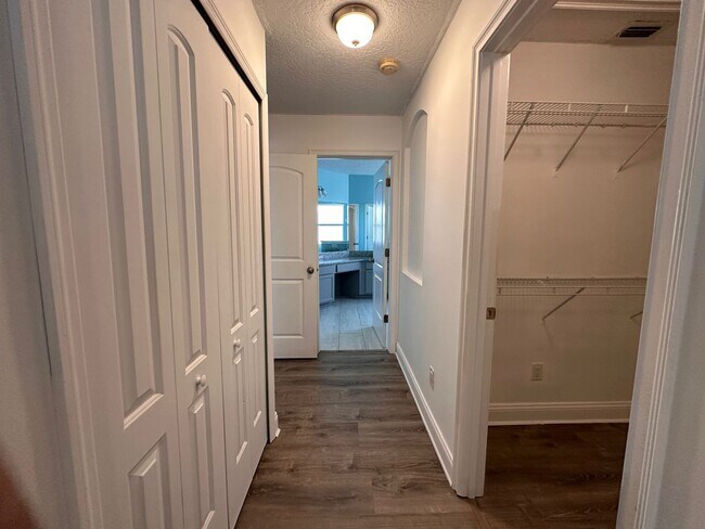 Building Photo - Screened In Ground Pool! Close to Schools, Shopping, Restaurants!
