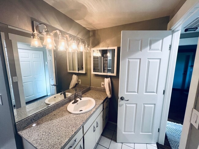Building Photo - 2 bedroom, 2 bath short term 3-6 month ren...