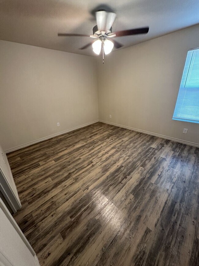 Building Photo - AVAILABLE NOW! (SECTION 8 ACCEPTED)