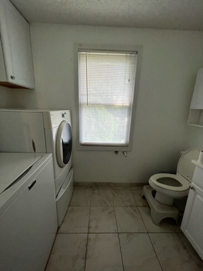 Building Photo - West Asheville Rental