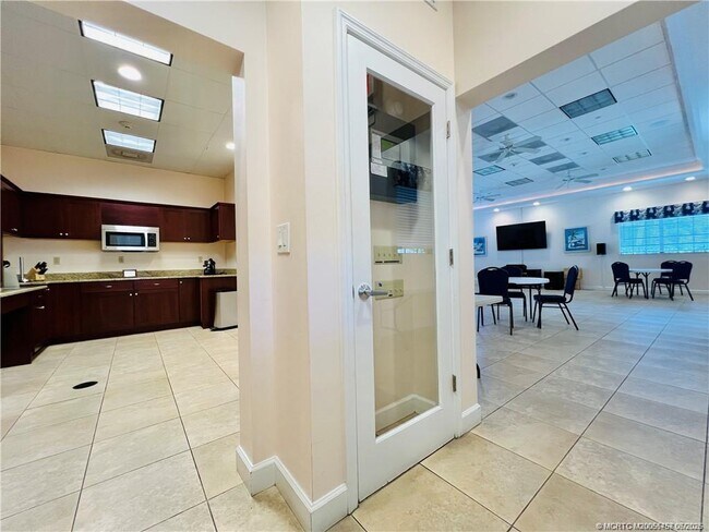 Building Photo - 7430 S Ocean Dr