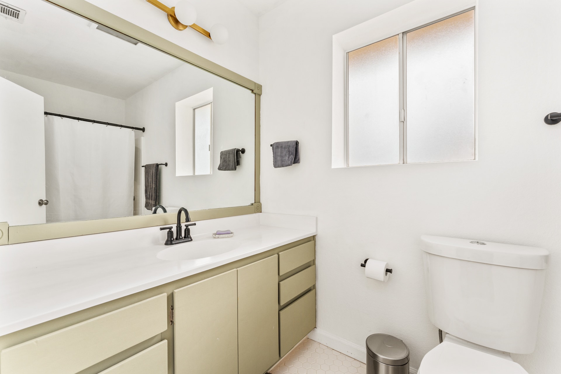 Building Photo - 6692 Valley View Dr