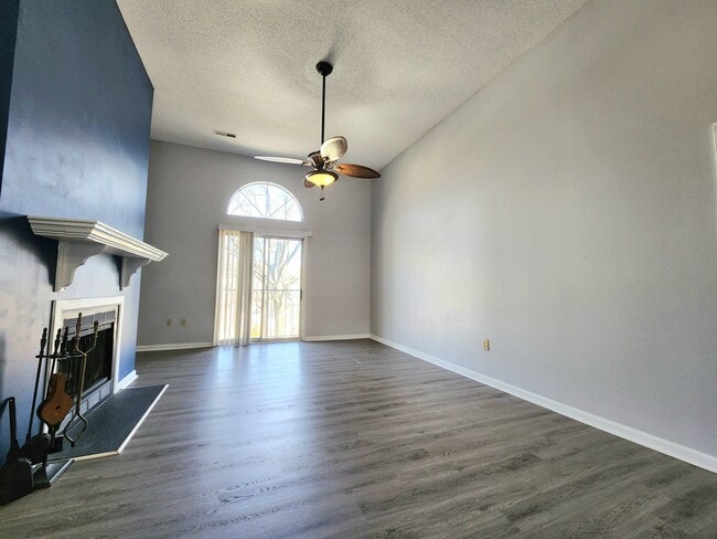 Building Photo - Top Floor Condo in Gated Community!