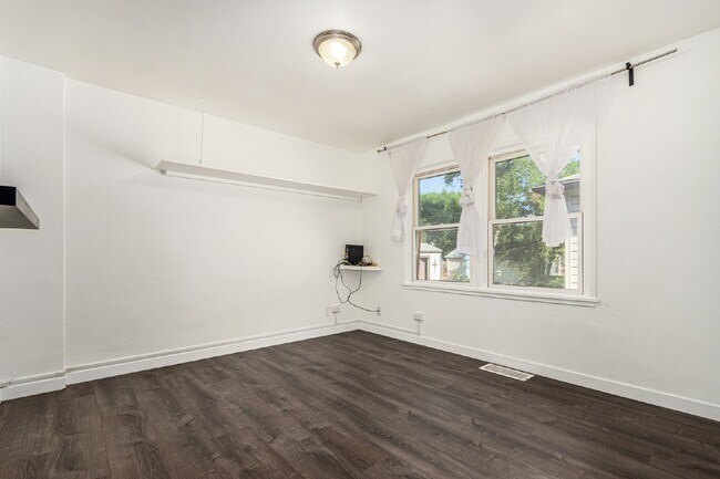 Building Photo - Lovely three bed / one bath home for rent