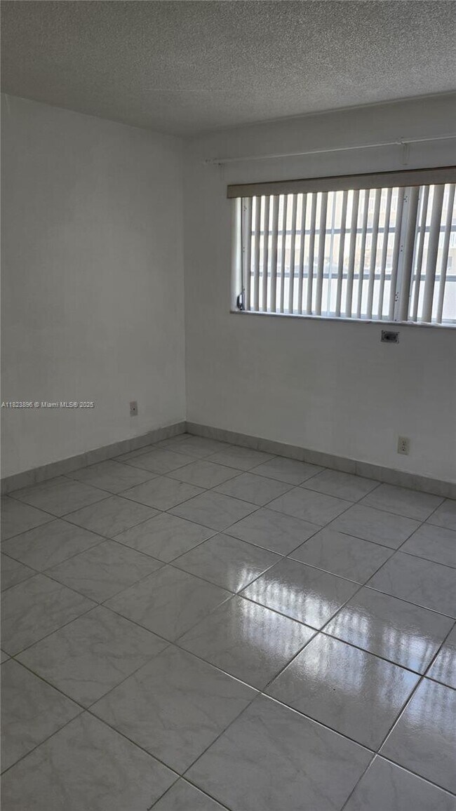 Building Photo - 200 NE 12th Ave