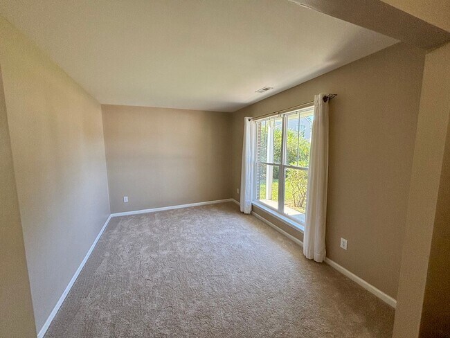 Building Photo - Room to Breathe! 5 Bedroom Home in Desirab...