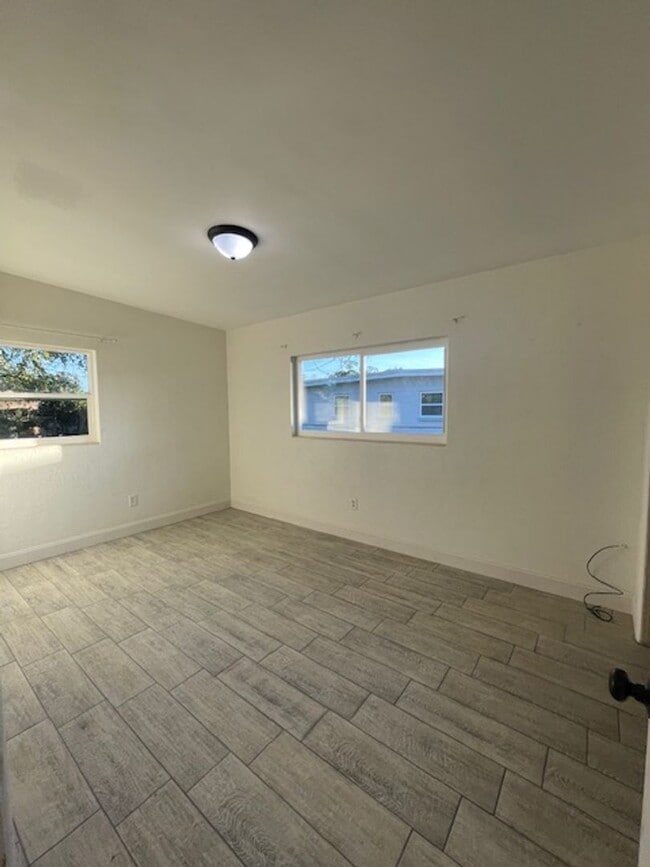 Building Photo - 2 Bed 1 Bath Home | Pet Friendly | Washer Dryer Hook Ups | Section 8 Welcome