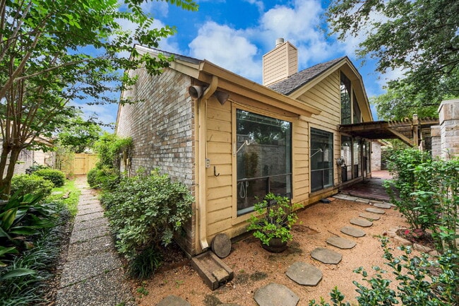 Building Photo - Freshly Remodeled Sugar Land Home with a Garden That Came Ready to Show Off