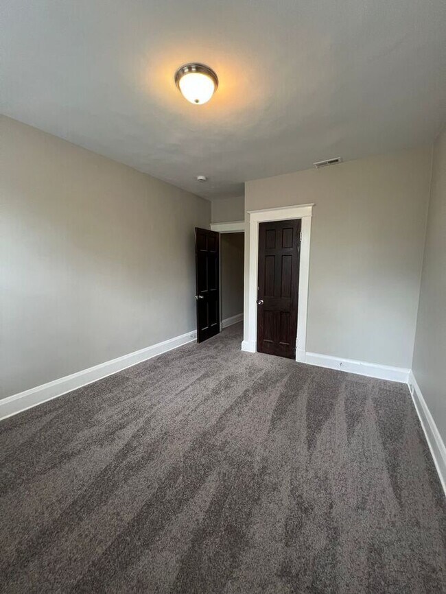 Building Photo - 3 Bedroom 1.5 Bathroom Townhome