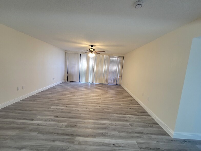 Building Photo - 500 Treasure Island Cswy