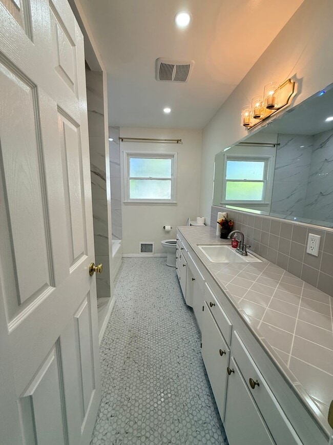 Building Photo - 3Bd House w/ HUGE Yard + RV Parking + New Appliances!