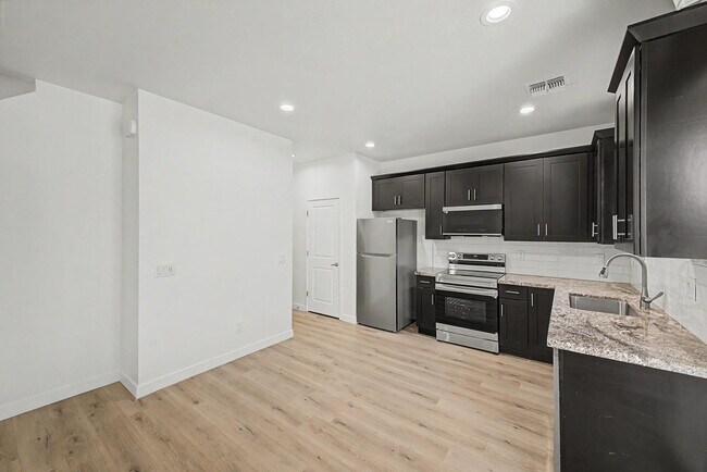 Building Photo - 136 W Latona Rd