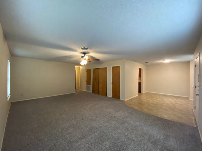 Building Photo - 2/2 Apartment on The Hill! Minutes from La...
