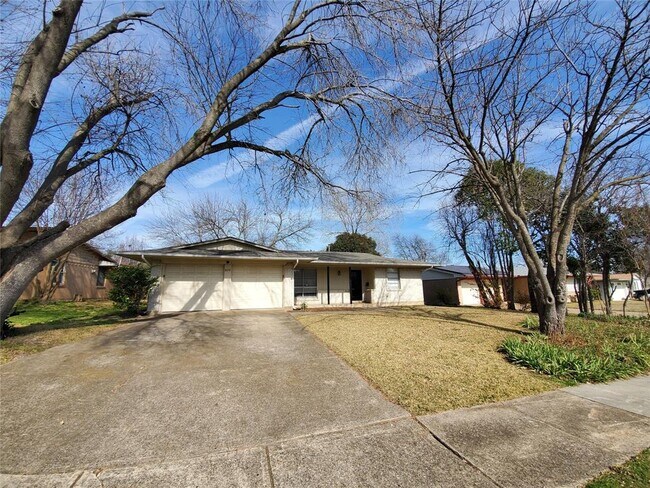 Primary Photo - 824 Warren Way