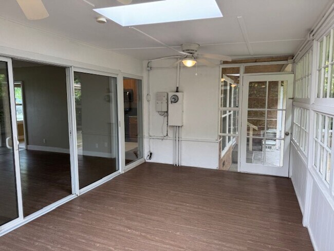 Building Photo - Newly Renovated 4 Bedroom 2 Bath home, wit...