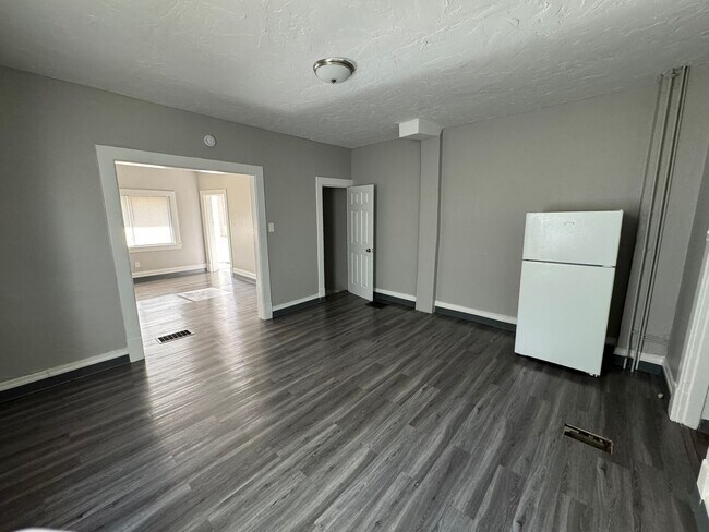 Building Photo - 7317 Woodlawn Ave