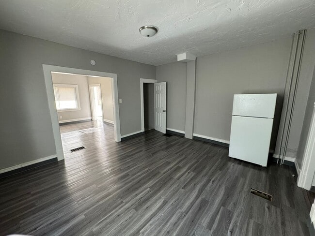 Building Photo - Lovely Two Bedroom Townhome