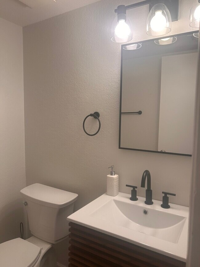 Building Photo - Fully Furnished Beautiful condominium in Excellent location