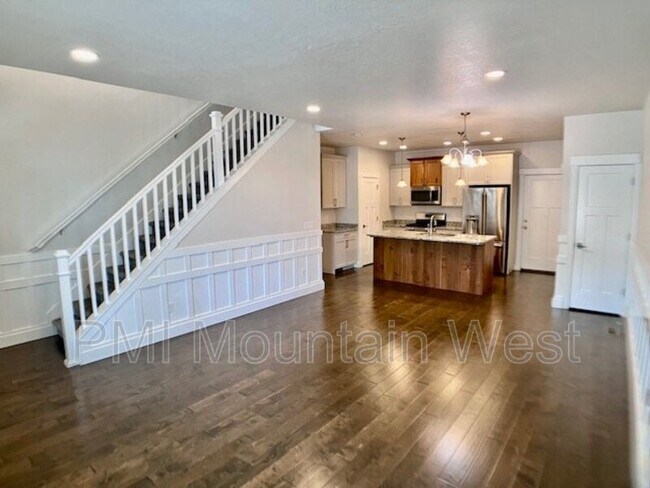 Building Photo - 269 E Ellen Ln