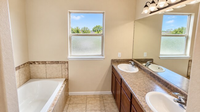 Building Photo - 2990 Lurvey Ln