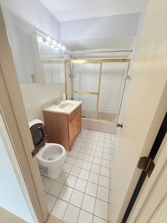 Building Photo - 1925 Canal St