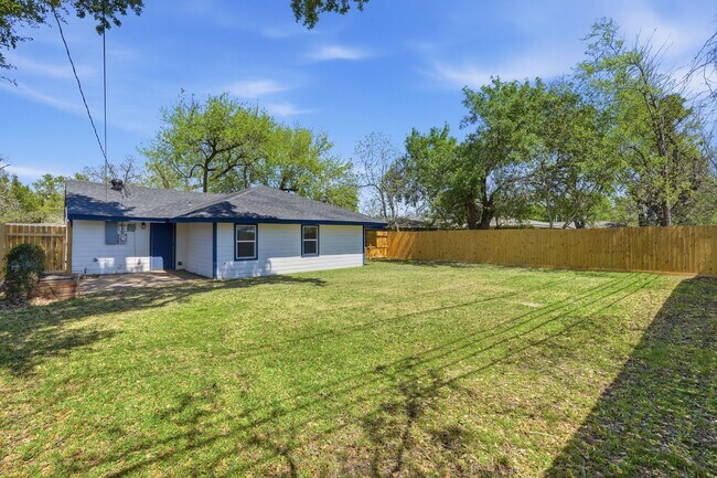 Building Photo - 5962 Ridgeway Dr