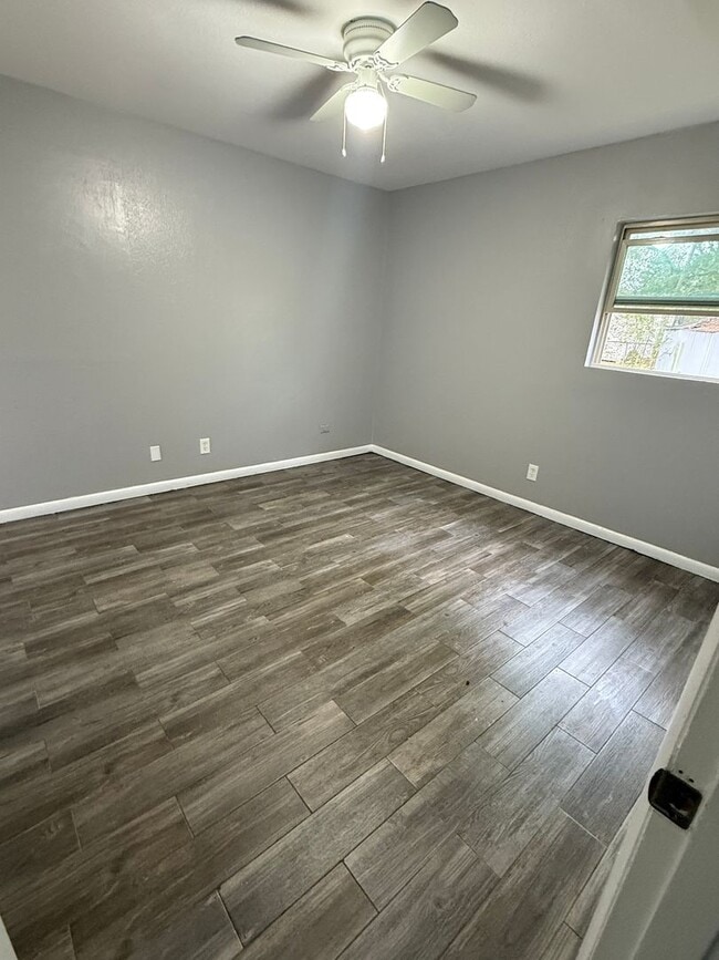 Building Photo - Newly Renovated 4 Bedroom 1.5 Bathroom Family Home