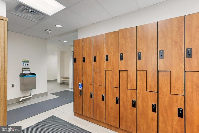 Building Photo - 5903 Mt Eagle Dr