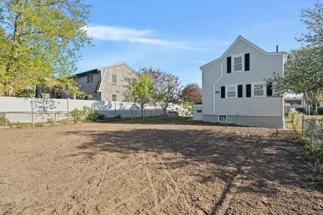 Building Photo - Sunny & Bright Updated 2 BA / 1 Ba Home in Dartmouth