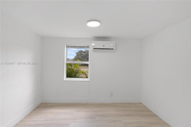 Building Photo - 607 SW 3rd St