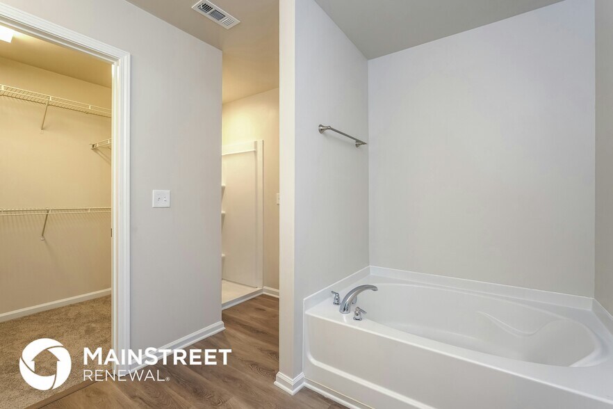 Building Photo - 3717 Whitworth Dr