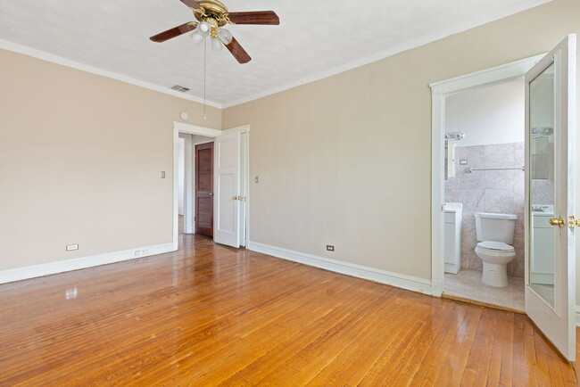 Building Photo - 940 E 48th St