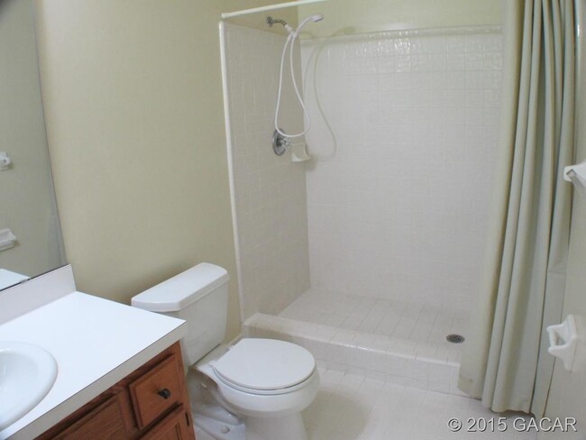 Building Photo - Spacious 2/2 Condo Avaiable now! Move in s...