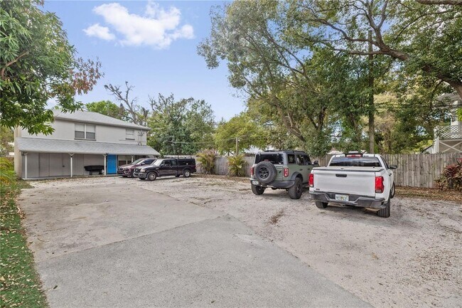 Building Photo - 409 E Floribraska Ave