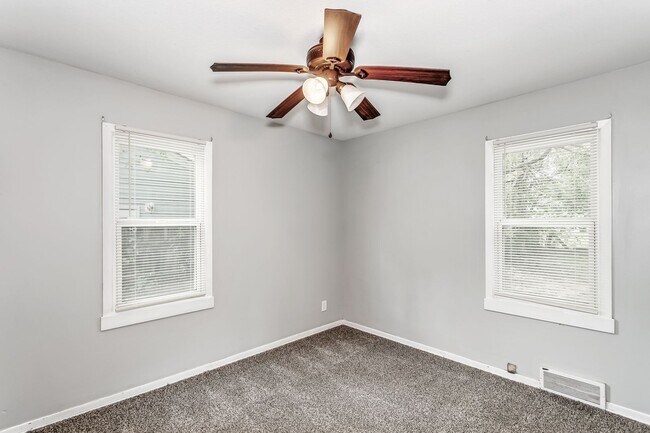 Building Photo - 3 Bed, 1 Bath Home with Deck & Fenced Backyard