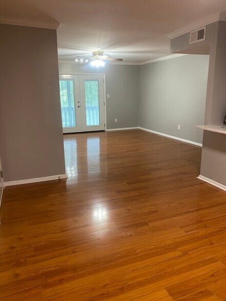 Building Photo - 1002 Woodland Vlg