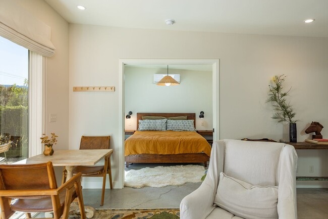 Building Photo - Downtown bungalow