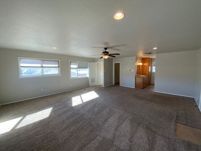 Building Photo - 5 Bedroom Home Available Near Wyoming Blvd NE & Comanche Rd NE!