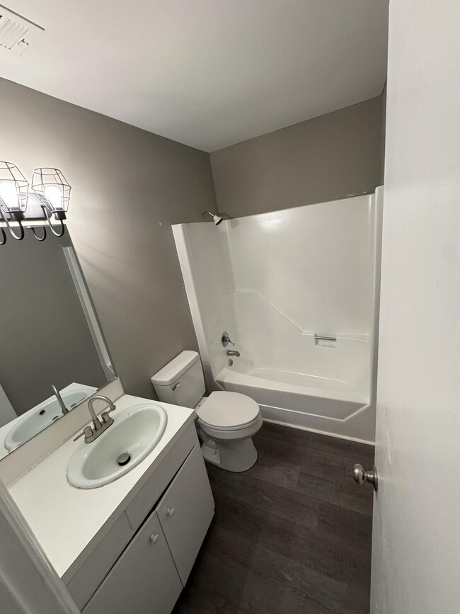 Building Photo - 121 Aqua Ct