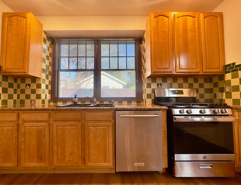 Building Photo - 2733 Russell St