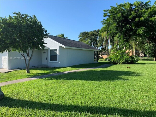 Building Photo - 848 SW 10th St