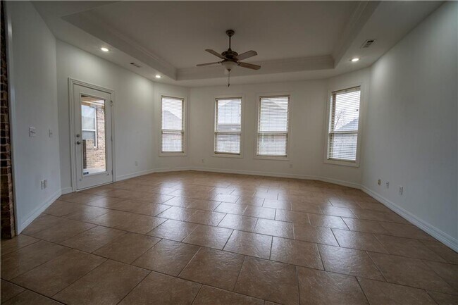 Building Photo - 4604 SW Swinton Dr