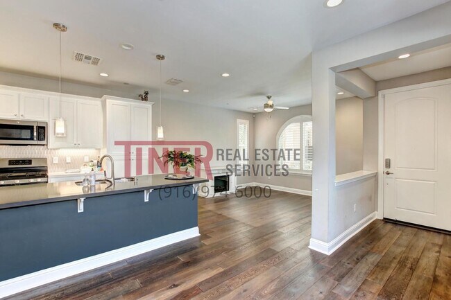 Building Photo - Huntington Sierra Oaks Gem with Fabulous A...