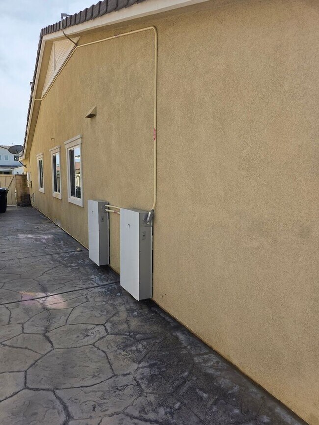 Building Photo - Beautiful Single Level 4 Bedroom located in Canyon Hills