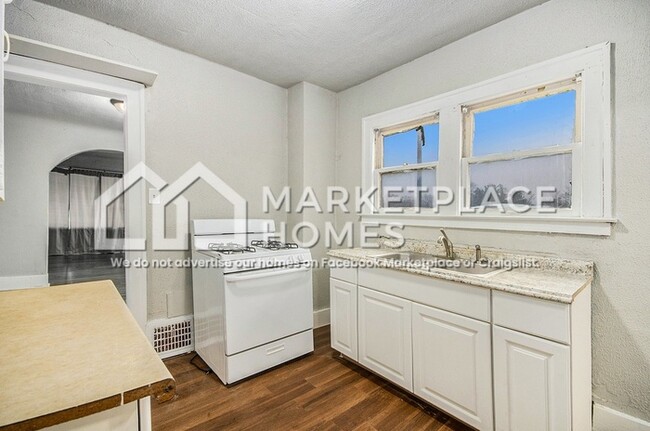 Building Photo - 15457 Cloverlawn Ave