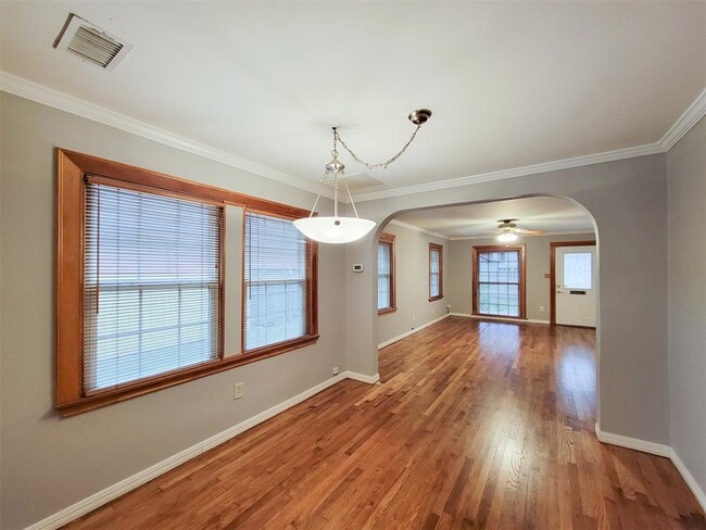 Building Photo - 810 E 28th St