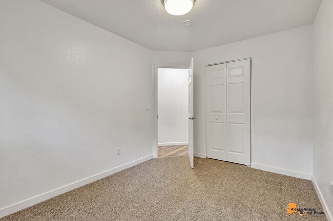 Building Photo - 1102 Broaddus St