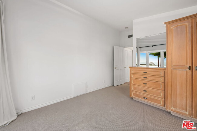 Building Photo - 221 Bellino Dr